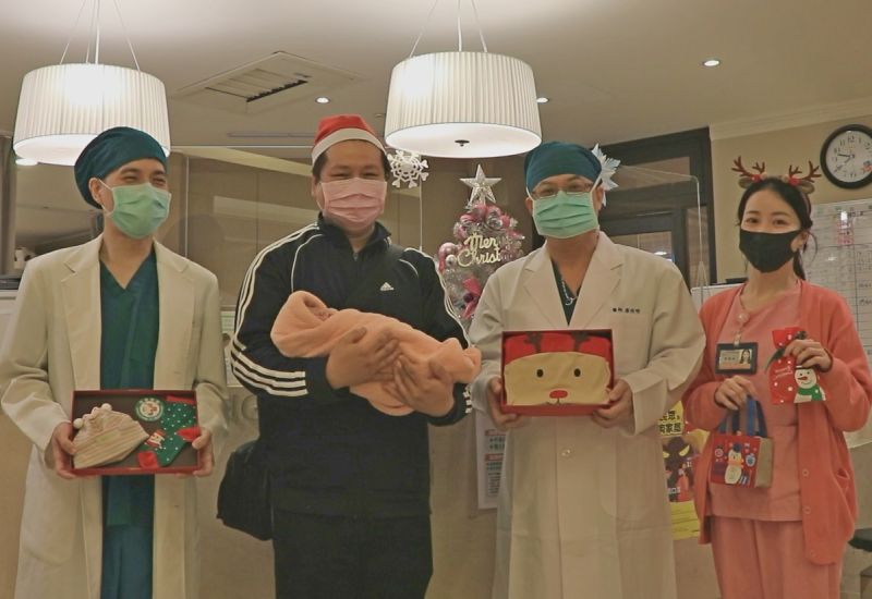 台中茂盛醫院今早迎來「聖誕寶寶」，院方暖心贈送麋鹿服、帽襪抗寒過節，新手爸爸樂開懷。