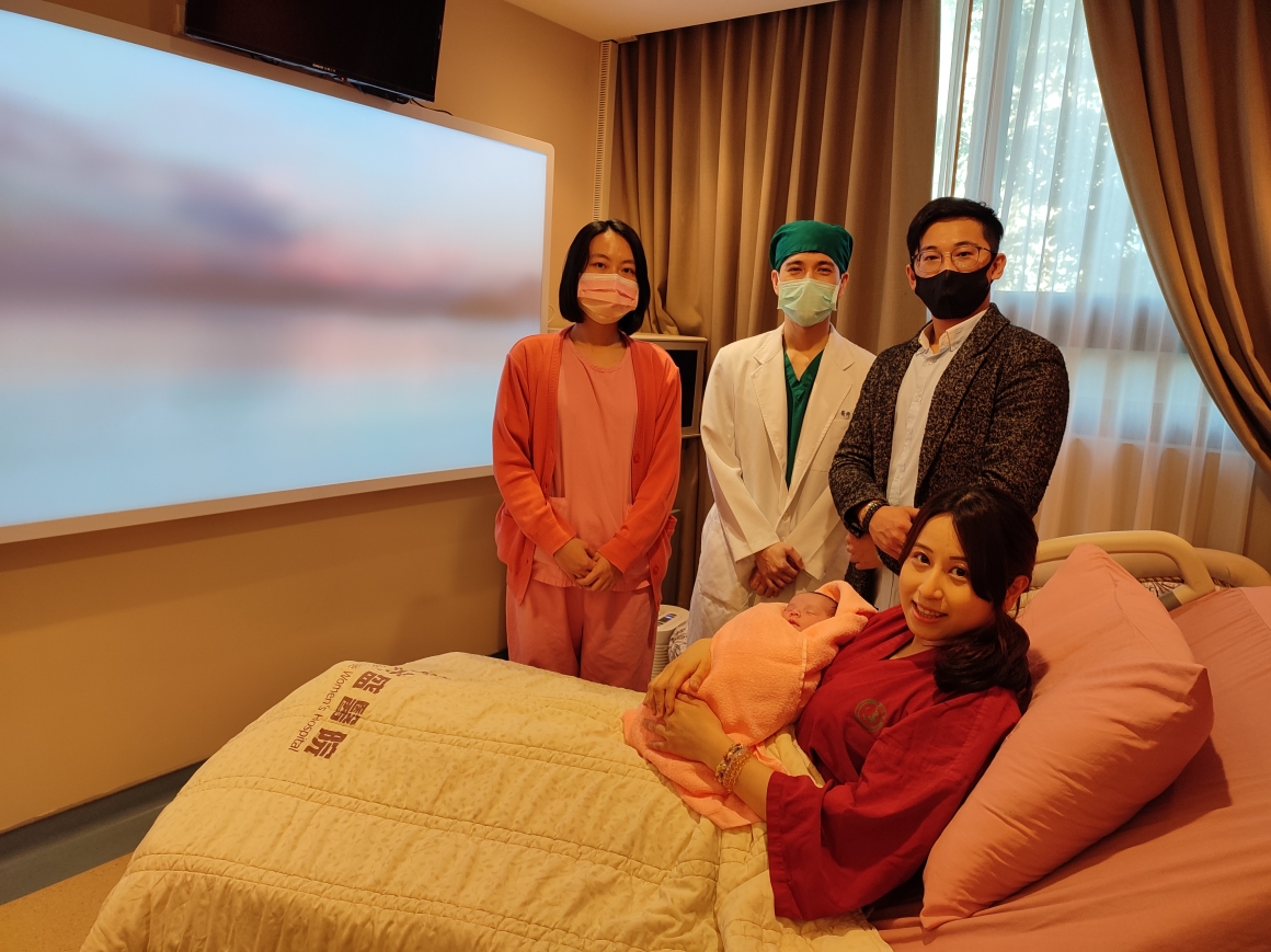 陳彥宇醫師與護理長張甄容探視產後的周小姐