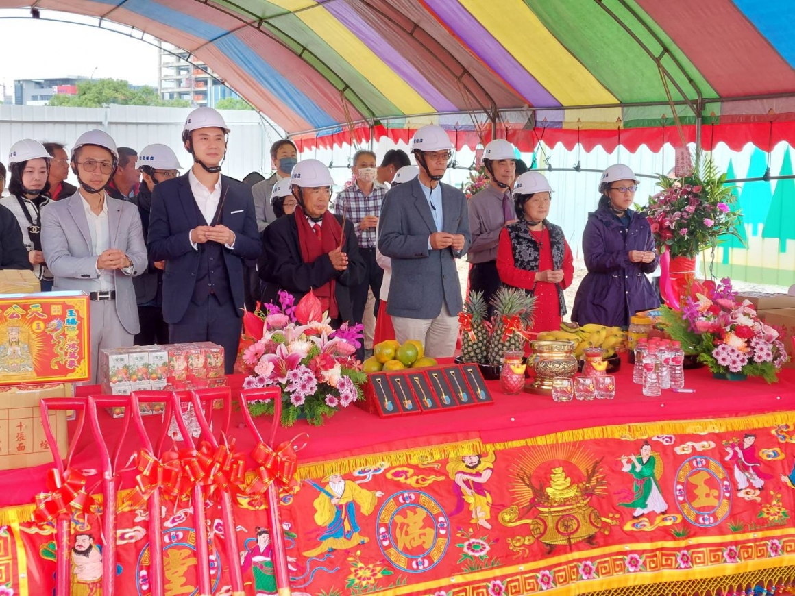 竹北分院動土典禮，由李茂盛院長(左3)帶領團隊與竹北市長(左2)、新竹科學園區管理副局