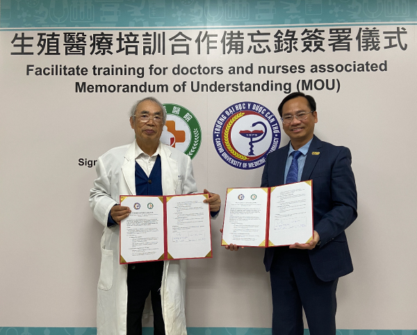 李茂盛院長(左)與越南芹苴醫藥大學簽訂合作案並在海外設立生殖中心是台灣首例