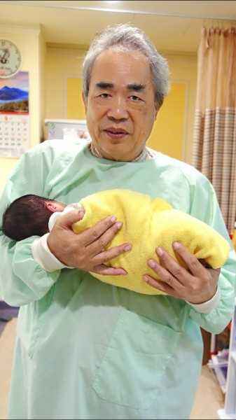 院長抱嬰兒1 院長抱嬰兒1