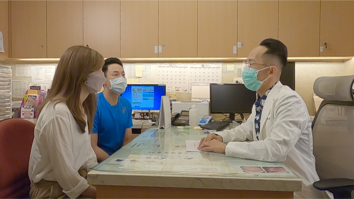 不孕症權威李俊逸醫師【右】為新婚夫妻作婚後生育解答問題