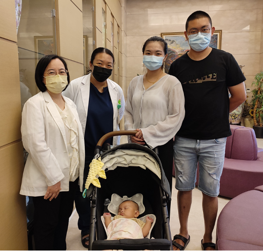 圖片 2 成功案例與基因實驗室合影留念